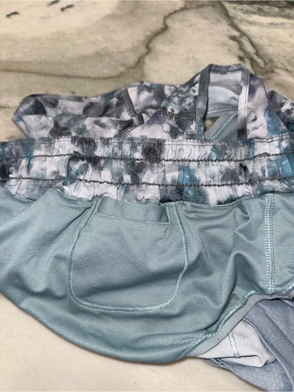 Lululemon Hotty hot shorts 2.5 inch inseam size 6 blue and white floral